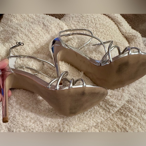 STEVE MADDEN SILVER HEELS. - Picture 5 of 7